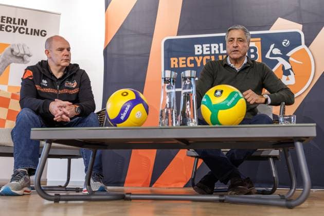 Volleyball Bundesliga, season kick-off press conference of the BR Volleys at the headquarters of Berlin Recycling GmbH in Berlin on 16 10 2025 Kaweh Niroomand and Joel Banks speak to those present Volleyball Bundesliga, photo session BR Volleys, season kick-off press conference