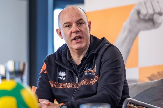 Volleyball Bundesliga, season kick-off press conference of the BR Volleys at the headquarters of Berlin Recycling GmbH in Berlin on 16 10 2025 Coach Joel Banks BR Volleys speaks to the audience Volleyball Bundesliga, photo session BR Volleys, season kick-off press conference