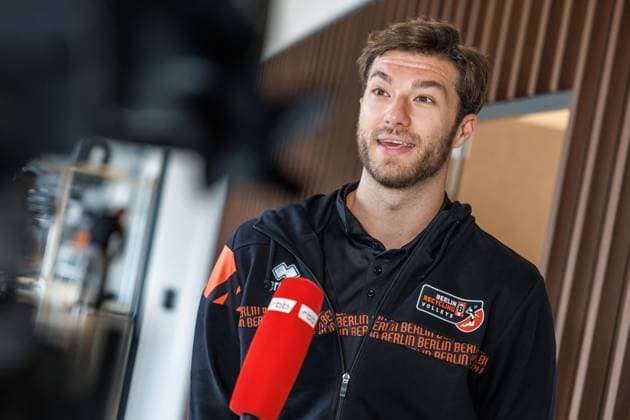 Volleyball Bundesliga, season kick-off press conference of the BR Volleys at the headquarters of Berlin Recycling GmbH in Berlin on 16 10 2025 Matthew Knigge BR Volleys speaks in an interview Volleyball Bundesliga, photo session BR Volleys, season kick-off press conference