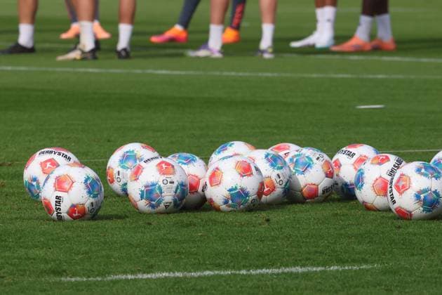Ball, Derbystar, grass, player, symbol, symbol image, symbol photo, soccer FC Bayern Munich training at Säbenerstrasse 14 10 2025 PHOTO Mladen Lackovic LakoPress