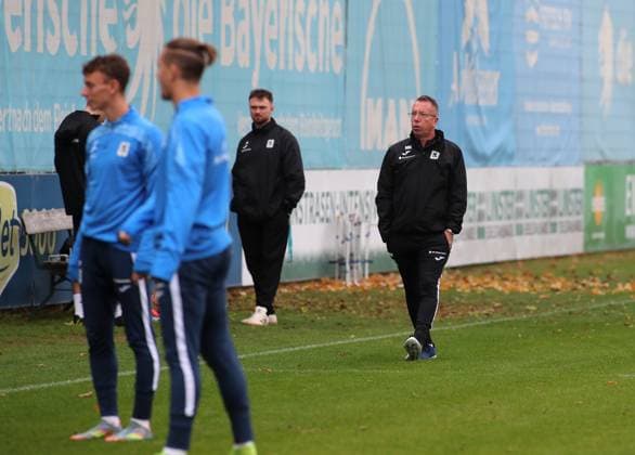 Football, Men, 3 Liga, Season 2025 2026, TSV 1860 Munich, Training Markus Kauczinski, Coach TSV 1860 Munich walks across the training pitch
