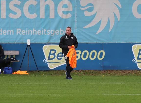 Football, Men, 3 Liga, Season 2025 2026, TSV 1860 Munich, Training Markus Kauczinski, Coach TSV 1860 Munich with shirt in hand to hand out