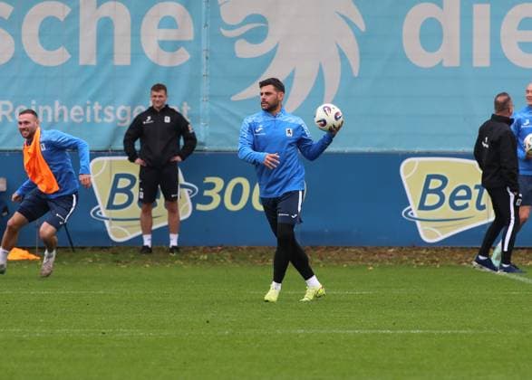 Football, Men, 3 Liga, Season 2025 2026, TSV 1860 Munich, Training Kevin Volland TSV 1860 Munich with a ball in his left hand