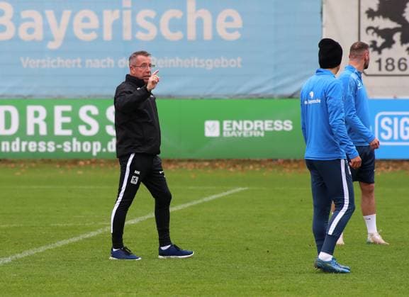 Football, Men, 3 Liga, Season 2025 2026, TSV 1860 Munich, Training Markus Kauczinski, Coach TSV 1860 Munich speaks to the team, Pointing finger, explain