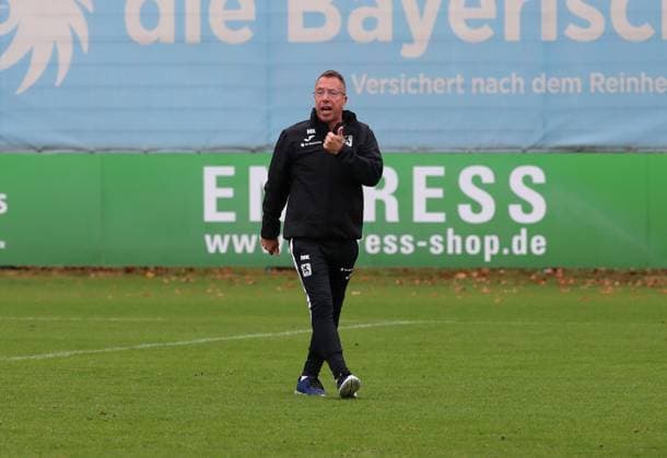 Football, Men, 3 Liga, Season 2025 2026, TSV 1860 Munich, Training Markus Kauczinski, Coach TSV 1860 Munich speaks to the team, explain, thumbs up, enumerate