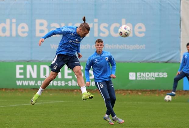Football, Men, 3 Liga, Season 2025 2026, TSV 1860 Munich, Training Sigurd Haugen TSV 1860 Munich jumps up for a header