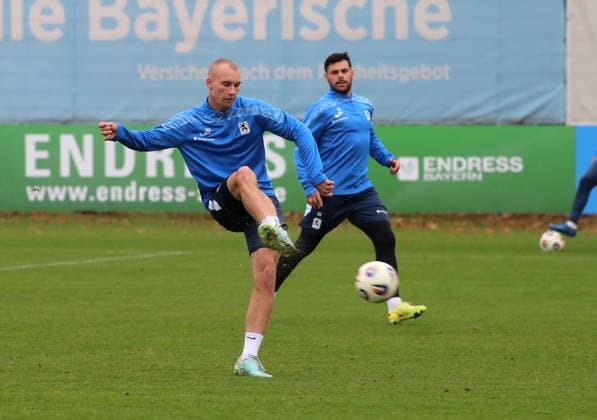 Football, Men, 3 Liga, Season 2025 2026, TSV 1860 Munich, Training Lasse Fassmann Fassmann TSV 1860 Munich jumps into a ball here while shooting at goal