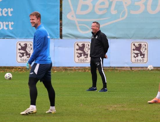 Football, Men, 3 Liga, Season 2025 2026, TSV 1860 Munich, Training Markus Kauczinski, Coach TSV 1860 Munich laughing, laughing, funny, having fun
