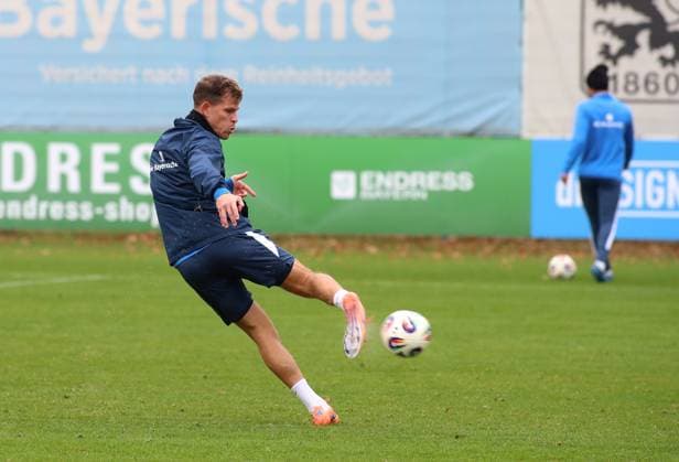 Football, Men, 3 Liga, Season 2025 2026, TSV 1860 Munich, Training Florian Niederlechner TSV 1860 Munich with a volley shot on goal