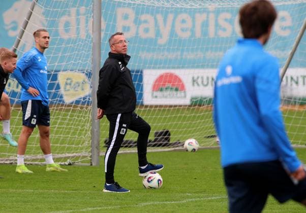Football, Men, 3 Liga, Season 2025 2026, TSV 1860 Munich, Training Markus Kauczinski, Coach TSV 1860 Munich standing with one foot on a ball and looking up, watching