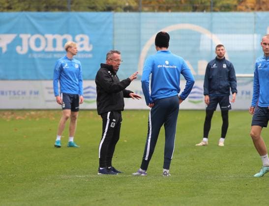 Football, Men, 3 Liga, Season 2025 2026, TSV 1860 Munich, Training Markus Kauczinski, Coach TSV 1860 Munich left with Samuel Althaus TSV 1860 Munich right in a one-on-one interview on the pitch