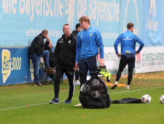 Football, Men, 3 Liga, Season 2025 2026, TSV 1860 Munich, Training Markus Kauczinski, Coach TSV 1860 Munich left with Paul Bachmann TSV 1860 Munich right in a one-on-one interview on the pitch