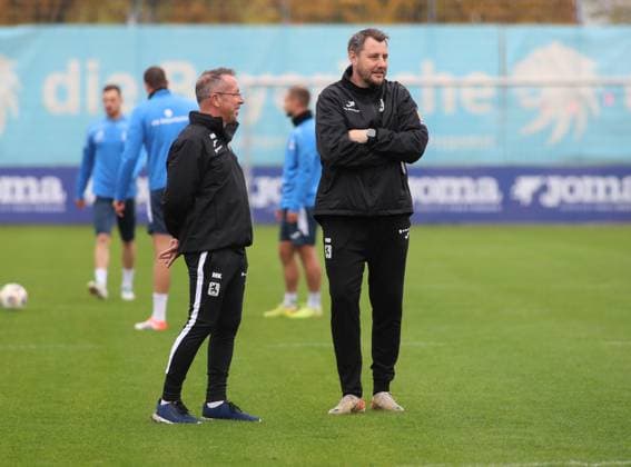 Football, Men, 3 Liga, Season 2025 2026, TSV 1860 Munich, Training Markus Kauczinski, Coach TSV 1860 Munich left with Markus Brzenska, Co-Coach TSV 1860 Munich right standing together on the pitch