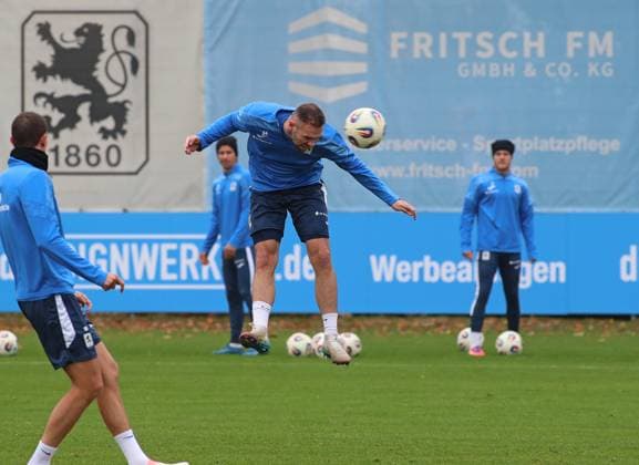 Football, Men, 3 Liga, Season 2025 2026, TSV 1860 Munich, Training Patrick Hobsch TSV 1860 Munich jumps up for a header