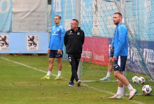 Football, Men, 3 Liga, Season 2025 2026, TSV 1860 Munich, Training Markus Kauczinski, Coach TSV 1860 Munich with view to the right, look, watch