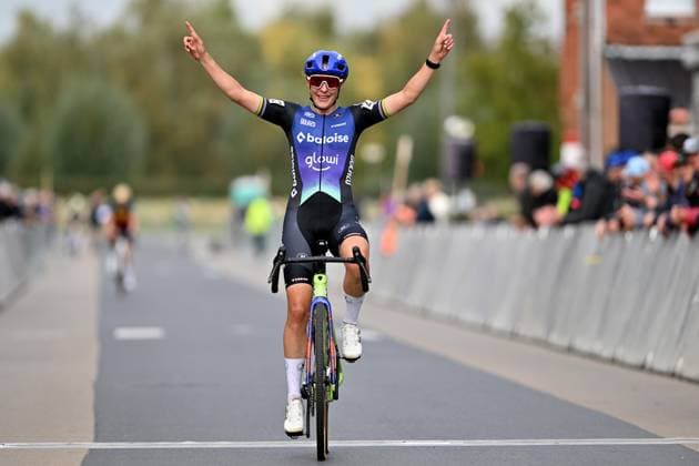 Dutch Lucinda Brand celebrates as she crosses the finish line to win the women s elite race of the Kermiscross cyclocross cycling event in Ardooie, Thursday 16 October 2025. LUCxCLAESSEN  x136969206x