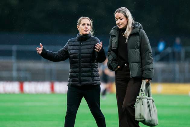 Google Pixel Womens Bundesliga 1 FC Köln Bayer 04 Leverkusen 16 10 2025 Britta Carlson 1 FC Köln, Head Coach and Lisa Schmitz 1 FC Köln, 1 Google Pixel Womens Bundesliga 1 FC Köln Bayer 04 Leverkusen, Franz Kremer Stadion 16 10 2025 Copyright: xBEAUTIFULxSPORTS Freisenx