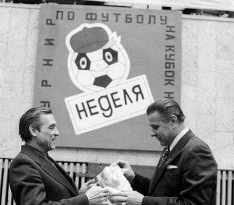 January 1-2, 1979. Moscow, USSR. Hungarian goalkeeper Gyula Grosics (L) and Soviet goalkeeper Lev Yashin have a conversation at the International football tournament for Nedelya (Week) weekly newspaper prize in the indoor arena of the Spartak Central Training and Sports Complex. The exact date of the photograph is unknown. Valentin Kuzmin TASS  8903302