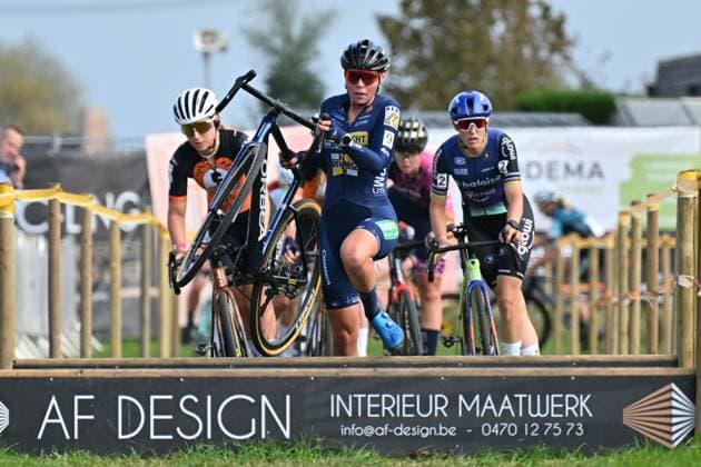 Riders pictured in action during the women s elite race of the Kermiscross cyclocross cycling event in Ardooie, Thursday 16 October 2025. LUCxCLAESSEN  x136981931x