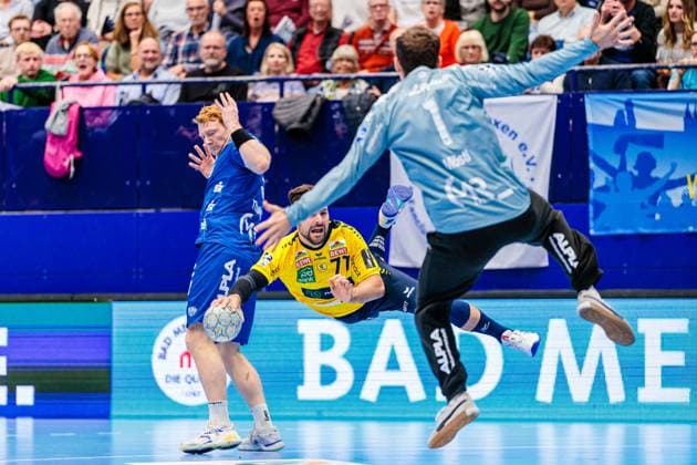 v l Nicolai Theilinger TBV Lemgo Lippe, 03 , Dani Baijens Rhein Neckar Loewen, 77 , Constantin Moestl TBV Lemgo Lippe, 01 GER, TBV Lemgo Lippe vs Rhein Neckar Loewen, Handball, 1 Bundesliga, Matchday 9, Season 2025 2026, 16 10 2025 GER, TBV Lemgo Lippe vs Rhein Neckar Loewen, Handball, 1 Bundesliga, Matchday 9, Season 2025 2026, 16 10 2025 Lemgo Copyright: xEibner-Pressefoto JanxRollingerx EP_JSK
