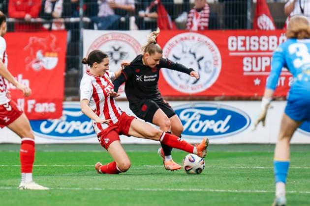 Google Pixel Womens Bundesliga 1 FC Köln Bayer 04 Leverkusen 16 10 2025 Sara Agrež 1 FC Köln, 4 in duel with Vanessa Fudalla Bayer 04 Leverkusen, 21 Google Pixel Womens Bundesliga 1 FC Köln Bayer 04 Leverkusen, Franz Kremer Stadion 16 10 2025 Copyright: xBEAUTIFULxSPORTS Freisenx