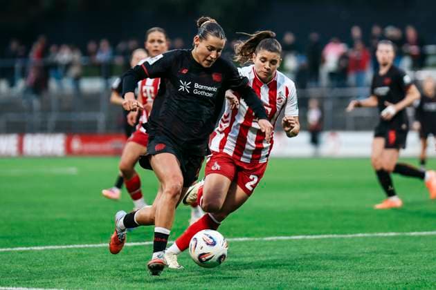 Google Pixel Womens Bundesliga 1 FC Köln Bayer 04 Leverkusen 16 10 2025 Carlotta Wamser Bayer 04 Leverkusen, 37 in duel with Martyna Wiankowska 1 FC Köln, 26 Google Pixel Womens Bundesliga 1 FC Köln Bayer 04 Leverkusen, Franz Kremer Stadion 16 10 2025 Copyright: xBEAUTIFULxSPORTS Freisenx