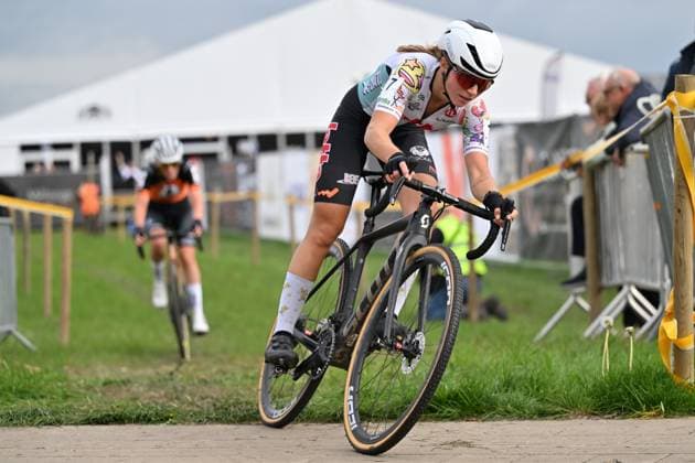 Belgian Kiona Crabbe pictured in action during the women s elite race of the Kermiscross cyclocross cycling event in Ardooie, Thursday 16 October 2025. LUCxCLAESSEN  x136983762x