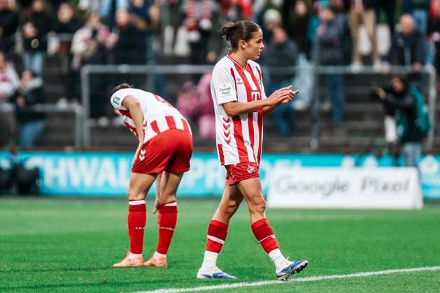 Google Pixel Womens Bundesliga 1 FC Köln Bayer 04 Leverkusen 16 10 2025 Laura Feiersinger 1 FC Köln, 27 cheers on her team Google Pixel Womens Bundesliga 1 FC Köln Bayer 04 Leverkusen, Franz Kremer Stadion 16 10 2025 Copyright: xBEAUTIFULxSPORTS Freisenx