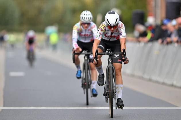 Belgian Kiona Crabbe crosses the finish line at the women s elite race of the Kermiscross cyclocross cycling event in Ardooie, Thursday 16 October 2025. LUCxCLAESSEN  x136983767x