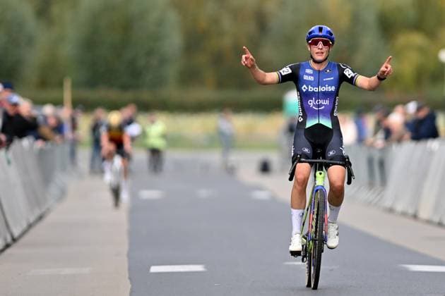 Dutch Lucinda Brand celebrates as she crosses the finish line to win the women s elite race of the Kermiscross cyclocross cycling event in Ardooie, Thursday 16 October 2025. LUCxCLAESSEN  x136983783x