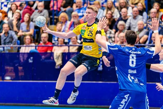 v l Haukur Thrastarson Rhein Neckar Loewen, 25 , Frederik Simak TBV Lemgo Lippe, 08 GER, TBV Lemgo Lippe vs Rhein Neckar Loewen, Handball, 1 Bundesliga, Matchday 9, Season 2025 2026, 16 10 2025 GER, TBV Lemgo Lippe vs Rhein Neckar Loewen, Handball, 1 Bundesliga, Matchday 9, Season 2025 2026, 16 10 2025 Lemgo Copyright: xEibner-Pressefoto JanxRollingerx EP_JSK