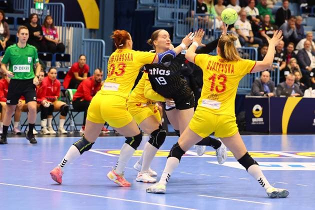 Nieke Kuehne Germany in a duel with Katerina Damjanoska North Macedonia, left Germany vs North Macedonia, Handball, Women, European Championship Qualification, 16 10 2025 Germany vs North Macedonia, Handball, Women, European Championship Qualification, 16 10 2025 Gummersbach Copyright: xEibner-Pressefotox EP_RWS