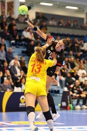 Goal throw by Emily Vogel Germany in a duel with Ivana Djatevska North Macedonia Germany vs North Macedonia, Handball, Women, European Championship Qualification, 16 10 2025 Germany vs North Macedonia, Handball, Women, European Championship Qualification, 16 10 2025 Gummersbach Copyright: xEibner-Pressefotox EP_RWS