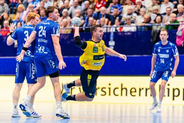v l Nicolai Theilinger TBV Lemgo Lippe, 03 , Joel Willecke TBV Lemgo Lippe, 24 , Jannik Kohlbacher Rhein Neckar Loewen, 80 GER, TBV Lemgo Lippe vs Rhein Neckar Loewen, Handball, 1 Bundesliga, Matchday 9, Season 2025 2026, 16 10 2025 GER, TBV Lemgo Lippe vs Rhein Neckar Loewen, Handball, 1 Bundesliga, Matchday 9, Season 2025 2026, 16 10 2025 Lemgo Copyright: xEibner-Pressefoto JanxRollingerx EP_JSK
