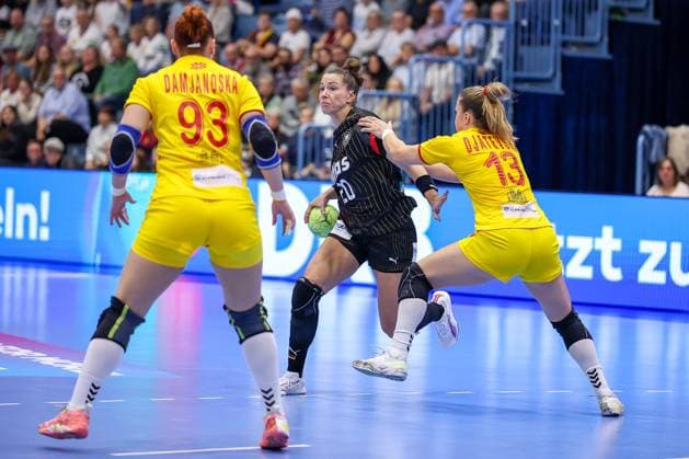 16 10 2025, Handball, EHF Womens International Match, European Championship Qualification 2026, Germany North Macedonia, Schwalbe Arena in Gummersbach Emily VOGEL GER 20 Â in a duel against Ivana DJATEVSKA MKD 13 North Rhine-Westphalia Germany