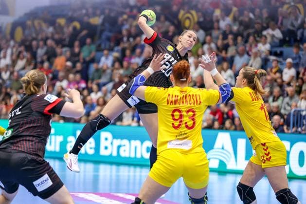 16 10 2025, Handball, EHF Womens International Match, European Championship Qualification 2026, Germany North Macedonia, Schwalbe Arena in Gummersbach Emily VOGEL GER 20 in a duel against Katerina DAMJANOSKA MKD 93 North Rhine-Westphalia Germany