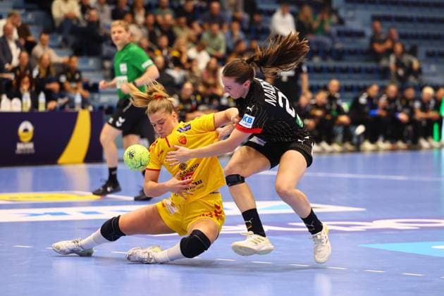 Julia Maidhof Germany in a duel with Ivana Djatevska North Macedonia Germany vs North Macedonia, Handball, Women, European Championship Qualification, 16 10 2025 Germany vs North Macedonia, Handball, Women, European Championship Qualification, 16 10 2025 Gummersbach Copyright: xEibner-Pressefotox EP_RWS