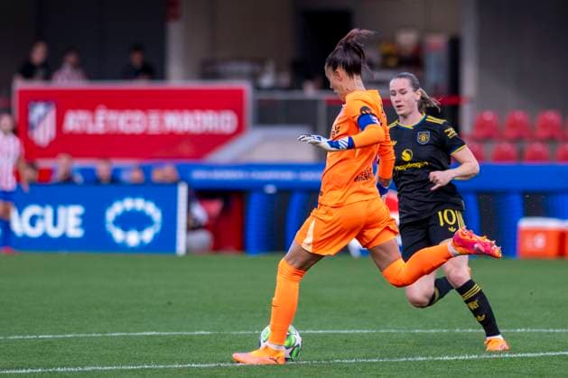 October 16, 2025, Alcala De Henares, Madrid, Spain: LOLA GALLARDO of Club Atlo tico de Madrid SAD Femenino in action during the UEFA Women s Champions League soccer match between ATLETICO DE MADRID WOMENS - Manchester United, ManU WOMENS, held on October 16, 2025, at the AlcaloÂ¡ de Henares Sports Center in Madrid, Spain. Alcala De Henares Spain - ZUMAc312 20251016_zsp_c312_023 Copyright: xOscarxManuelxSanchezx