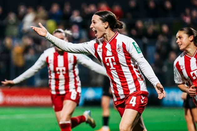 Google Pixel Womens Bundesliga 1 FC Köln Bayer 04 Leverkusen 16 10 2025 Sara Agrež 1 FC Köln, 4 cheers to 2 0 Google Pixel Womens Bundesliga 1 FC Köln Bayer 04 Leverkusen, Franz Kremer Stadion 16 10 2025 Copyright: xBEAUTIFULxSPORTS Freisenx