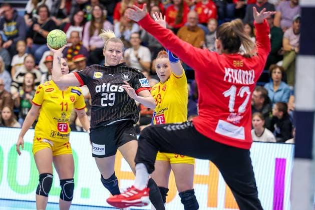 16 10 2025, Handball, EHF Womens International Match, European Championship Qualification 2026, Germany North Macedonia, Schwalbe Arena in Gummersbach Antje DÖLL GER 29 throws the ball at the goal of Dragana PETKOVSKA MKD 12 North Rhine-Westphalia Germany