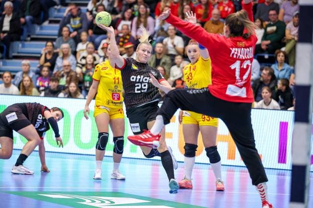 16 10 2025, Handball, EHF Womens International Match, European Championship Qualification 2026, Germany North Macedonia, Schwalbe Arena in Gummersbach Antje DÖLL GER 29 throws the ball at the goal of Dragana PETKOVSKA MKD 12 North Rhine-Westphalia Germany
