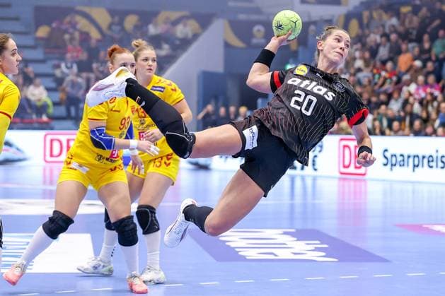 16 10 2025, Handball, EHF Womens International Match, European Championship Qualification 2026, Germany North Macedonia, Schwalbe Arena in Gummersbach Emily VOGEL GER 20 throws the ball at the goal North Rhine-Westphalia Germany