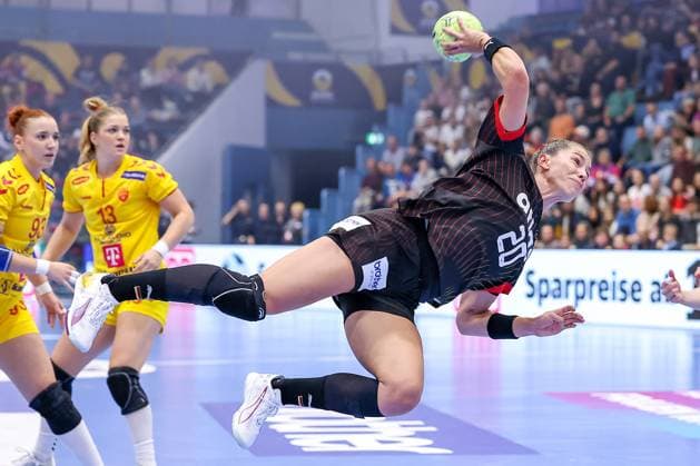 16 10 2025, Handball, EHF Womens International Match, European Championship Qualification 2026, Germany North Macedonia, Schwalbe Arena in Gummersbach Emily VOGEL GER 20 throws the ball at the goal North Rhine-Westphalia Germany