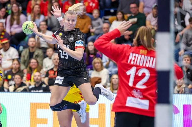 16 10 2025, Handball, EHF Womens International Match, European Championship Qualification 2026, Germany North Macedonia, Schwalbe Arena in Gummersbach Antje DÖLL GER 29 throws the ball at the goal of Dragana PETKOVSKA MKD 12 North Rhine-Westphalia Germany