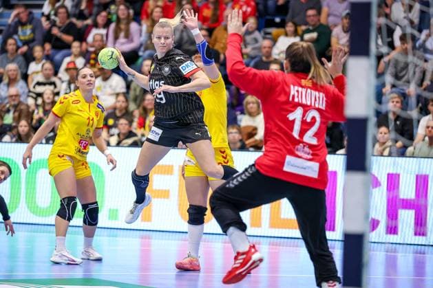 16 10 2025, Handball, EHF Womens International Match, European Championship Qualification 2026, Germany North Macedonia, Schwalbe Arena in Gummersbach Antje DÖLL GER 29 throws the ball at the goal of Dragana PETKOVSKA MKD 12 North Rhine-Westphalia Germany