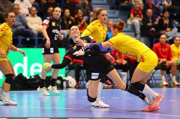 Goal throw by Nieke Kuehne Germany in duel with Katerina Damjanoska North Macedonia Germany vs North Macedonia, Handball, Women, European Championship Qualification, 16 10 2025 Germany vs North Macedonia, Handball, Women, European Championship Qualification, 16 10 2025 Gummersbach Copyright: xEibner-Pressefotox EP_RWS