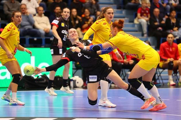 Goal throw by Nieke Kuehne Germany in duel with Katerina Damjanoska North Macedonia Germany vs North Macedonia, Handball, Women, European Championship Qualification, 16 10 2025 Germany vs North Macedonia, Handball, Women, European Championship Qualification, 16 10 2025 Gummersbach Copyright: xEibner-Pressefotox EP_RWS