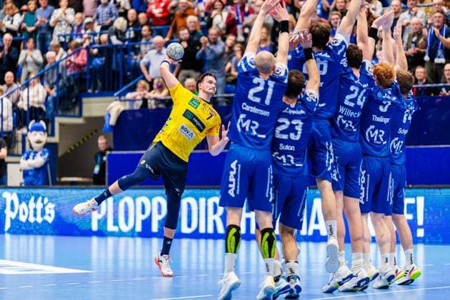 Robert Timmermeister Rhein Neckar Loewen, 07 takes a direct free throw against the defense of TBV Lemgo Lippe before half-time GER, TBV Lemgo Lippe vs Rhein Neckar Loewen, Handball, 1 Bundesliga, Matchday 9, Season 2025 2026, 16 10 2025 GER, TBV Lemgo Lippe vs Rhein Neckar Loewen, Handball, 1 Bundesliga, Matchday 9, Season 2025 2026, 16 10 2025 Lemgo Copyright: xEibner-Pressefoto JanxRollingerx EP_JSK