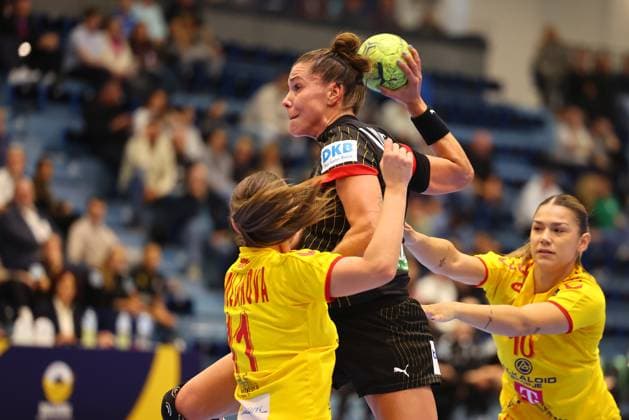 Goal throw by Emily Vogel Germany in a duel with Marija Guguljanova North Macedonia Germany vs North Macedonia, Handball, Women, European Championship Qualification, 16 10 2025 Germany vs North Macedonia, Handball, Women, European Championship Qualification, 16 10 2025 Gummersbach Copyright: xEibner-Pressefotox EP_RWS