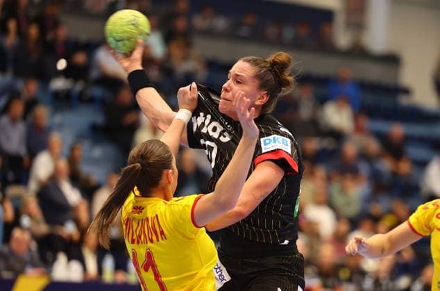 Goal throw by Emily Vogel Germany in a duel with Marija Guguljanova North Macedonia Germany vs North Macedonia, Handball, Women, European Championship Qualification, 16 10 2025 Germany vs North Macedonia, Handball, Women, European Championship Qualification, 16 10 2025 Gummersbach Copyright: xEibner-Pressefotox EP_RWS